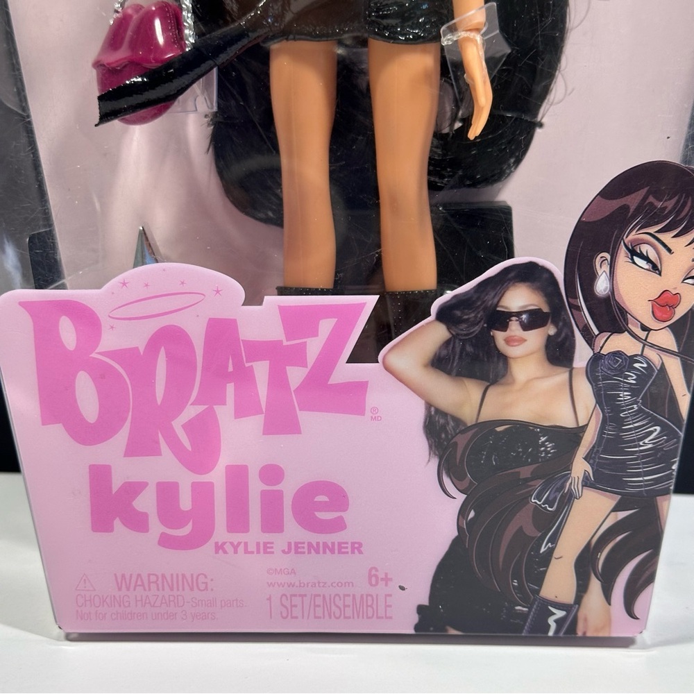 Bratz x Kylie Jenner Day Fashion Doll with Accessories and Certificate - Picture 8 of 12